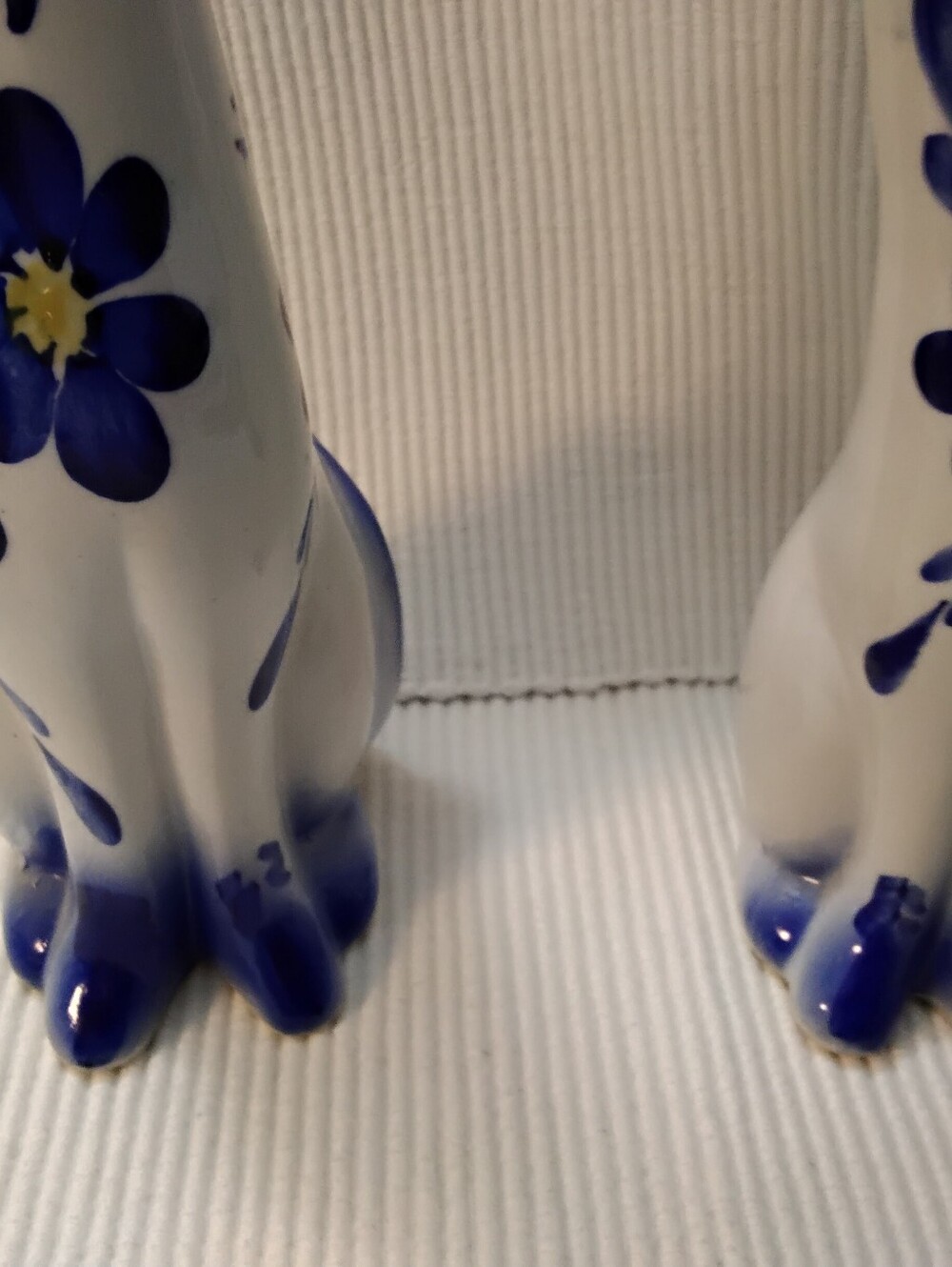 4026 Vintage Porcelain White and Blue Floral Cat Figurines Lot Of 4. - Picture 4 of 11